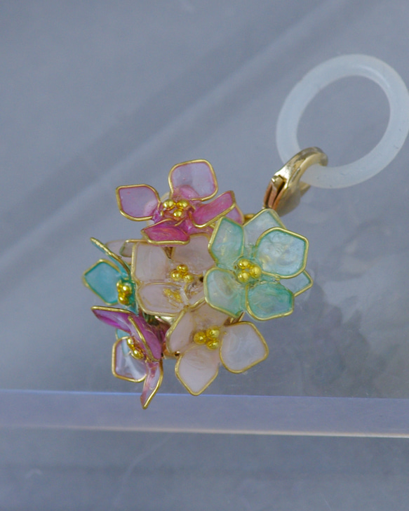 お花のアンブレラマーカー　チャーム 白いお花のめじるしアクセサリー アンブレラマーカー ペットボトル