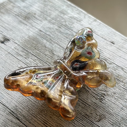ヴェネチアンガラスのドリーミィな琥珀色の蝶の帯留め「バタフライ・アンバー」 2枚目の画像