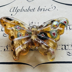 ヴェネチアンガラスのドリーミィな琥珀色の蝶の帯留め「バタフライ・アンバー」 1枚目の画像