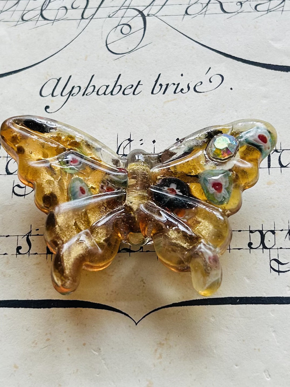 ヴェネチアンガラスのドリーミィな琥珀色の蝶の帯留め「バタフライ・アンバー」 1枚目の画像
