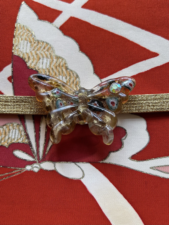 ヴェネチアンガラスのドリーミィな琥珀色の蝶の帯留め「バタフライ・アンバー」 7枚目の画像
