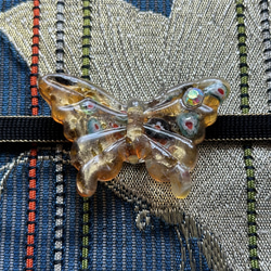 ヴェネチアンガラスのドリーミィな琥珀色の蝶の帯留め「バタフライ・アンバー」 10枚目の画像