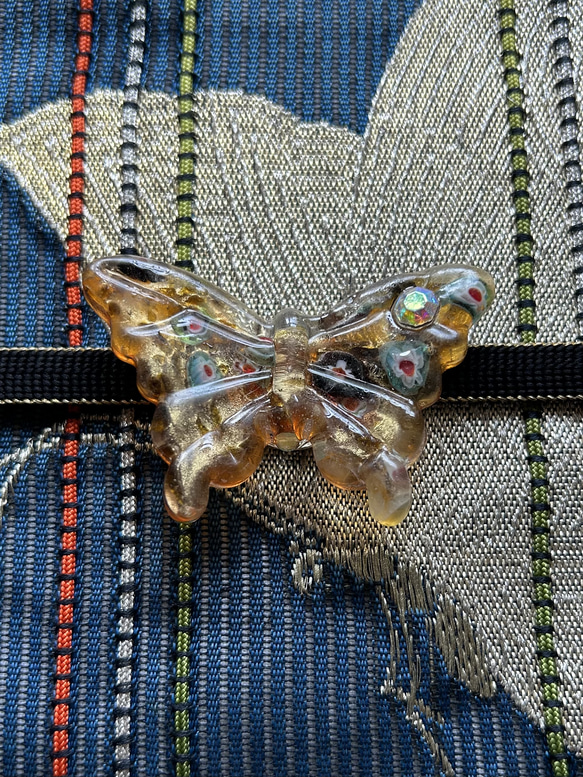 ヴェネチアンガラスのドリーミィな琥珀色の蝶の帯留め「バタフライ・アンバー」 10枚目の画像