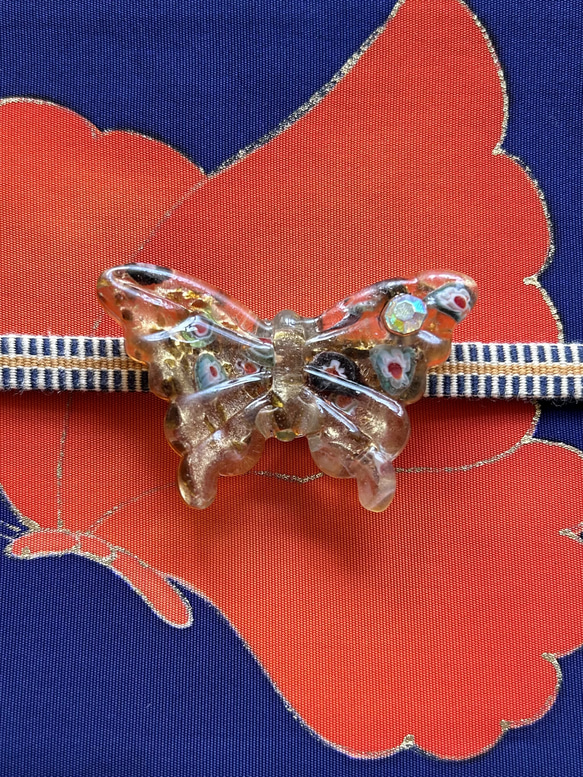 ヴェネチアンガラスのドリーミィな琥珀色の蝶の帯留め「バタフライ・アンバー」 13枚目の画像