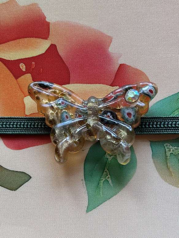 ヴェネチアンガラスのドリーミィな琥珀色の蝶の帯留め「バタフライ・アンバー」 12枚目の画像