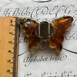 ヴェネチアンガラスのドリーミィな琥珀色の蝶の帯留め「バタフライ・アンバー」 6枚目の画像