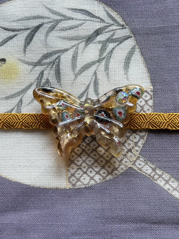 ヴェネチアンガラスのドリーミィな琥珀色の蝶の帯留め「バタフライ・アンバー」 9枚目の画像