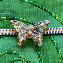 ヴェネチアンガラスのドリーミィな琥珀色の蝶の帯留め「バタフライ・アンバー」 8枚目の画像