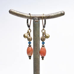 撣族復古紅玉髓和靛藍色珠子、黃銅和民族鐘形耳環 第7張的照片