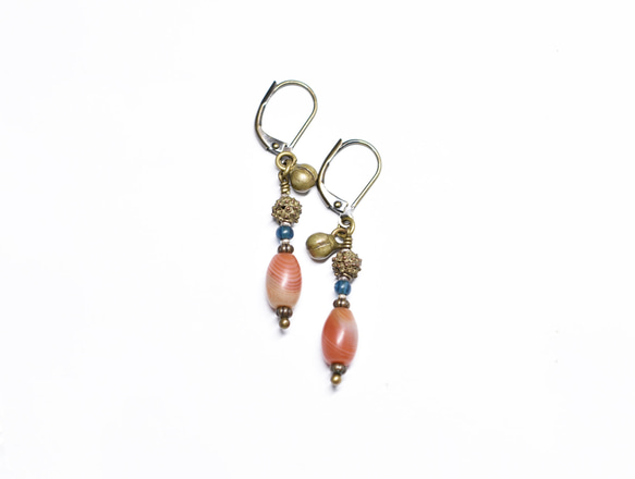 撣族復古紅玉髓和靛藍色珠子、黃銅和民族鐘形耳環 第4張的照片