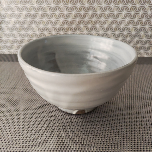 薄白釉薬の茶碗 1枚目の画像