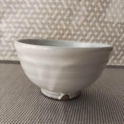 薄白釉薬の茶碗 2枚目の画像