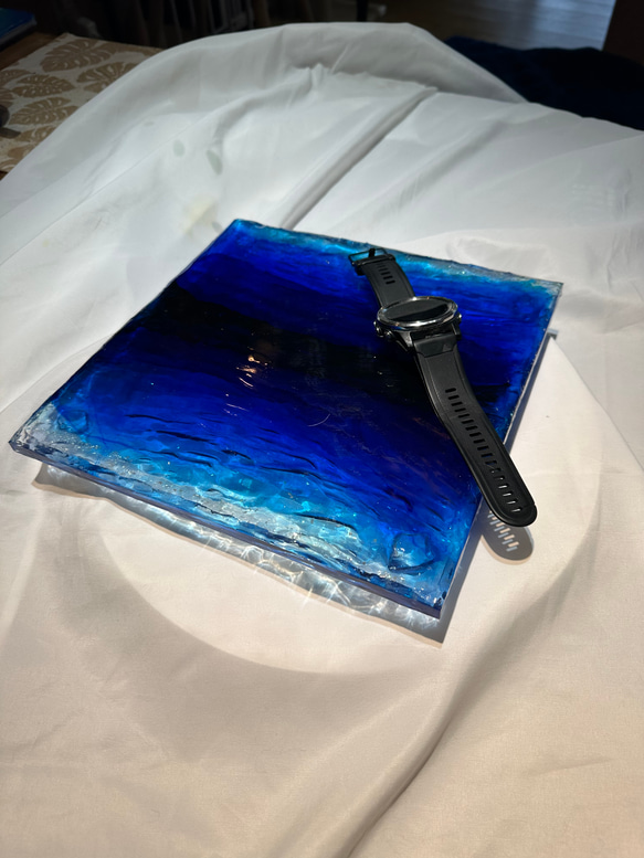 現品有り！　ディープブルーの海　アートディスプレイトレイアクセサリー　瑠璃色25×25仕器 水面 波紋　レジンアート 3枚目の画像