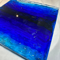 現品有り！　ディープブルーの海　アートディスプレイトレイアクセサリー　瑠璃色25×25仕器 水面 波紋　レジンアート 5枚目の画像