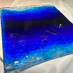 現品有り！　ディープブルーの海　アートディスプレイトレイアクセサリー　瑠璃色25×25仕器 水面 波紋　レジンアート 4枚目の画像