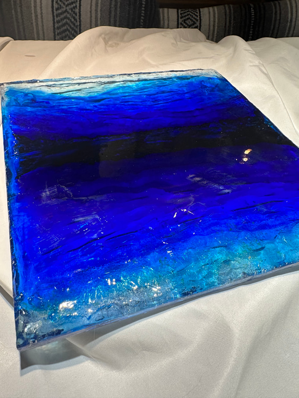 現品有り！　ディープブルーの海　アートディスプレイトレイアクセサリー　瑠璃色25×25仕器 水面 波紋　レジンアート 4枚目の画像