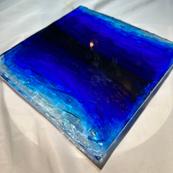 現品有り！　ディープブルーの海　アートディスプレイトレイアクセサリー　瑠璃色25×25仕器 水面 波紋　レジンアート 1枚目の画像