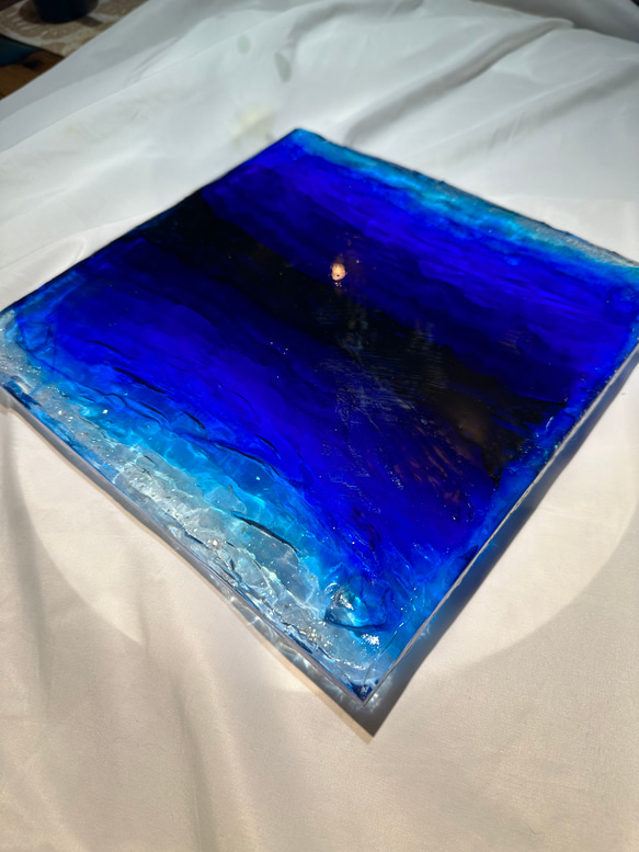 現品有り！　ディープブルーの海　アートディスプレイトレイアクセサリー　瑠璃色25×25仕器 水面 波紋　レジンアート 1枚目の画像