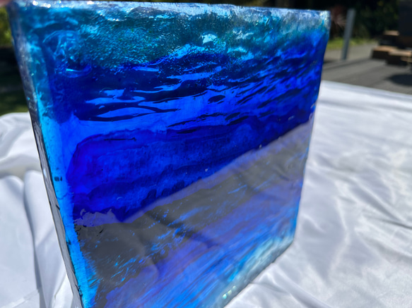 現品有り！　ディープブルーの海　アートディスプレイトレイアクセサリー　瑠璃色25×25仕器 水面 波紋　レジンアート 7枚目の画像