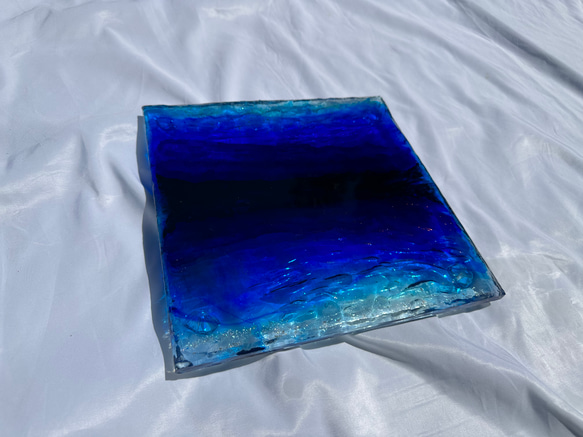 現品有り！　ディープブルーの海　アートディスプレイトレイアクセサリー　瑠璃色25×25仕器 水面 波紋　レジンアート 2枚目の画像