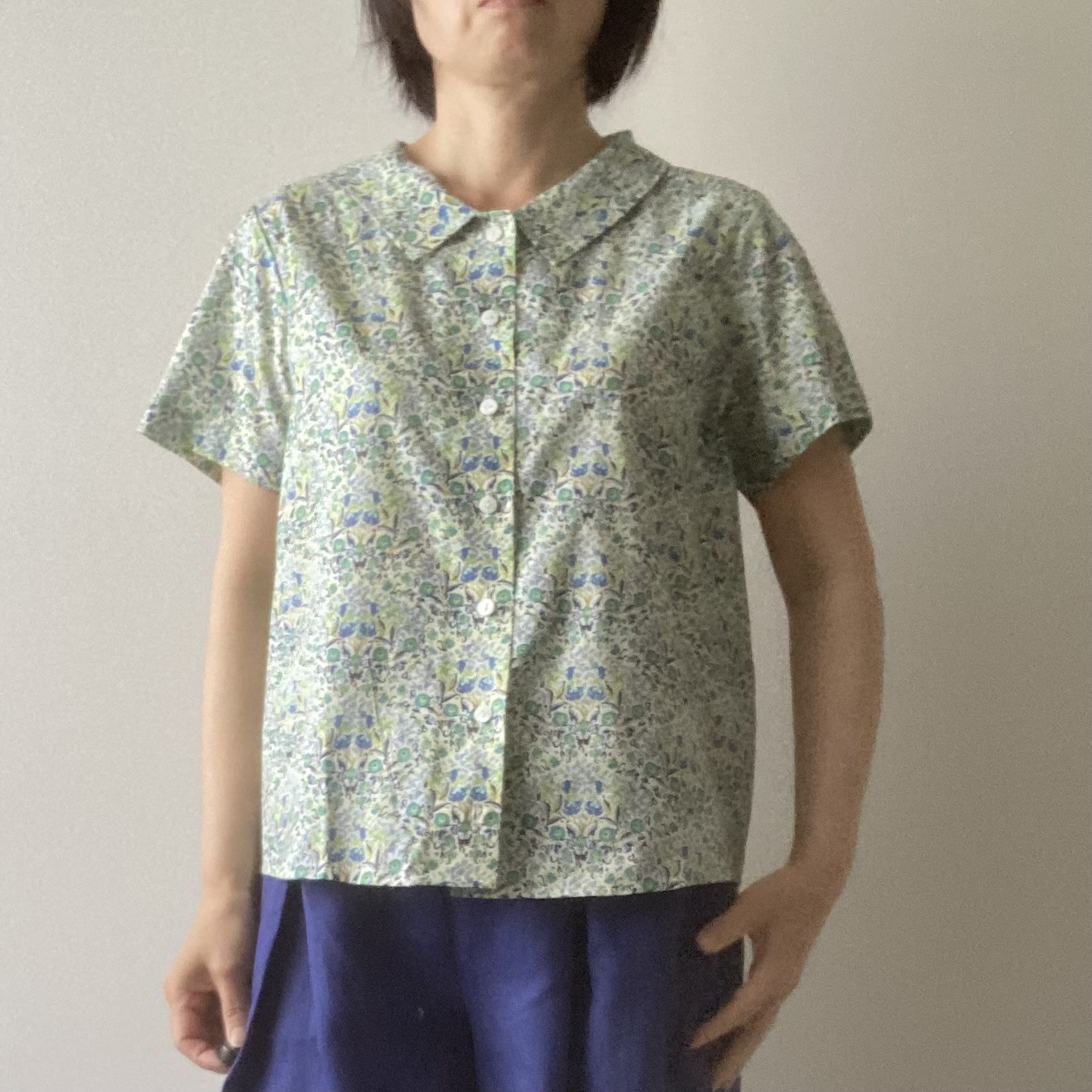 《在庫一掃20%OFF》リバティ フラットカラーブラウス　グリーン