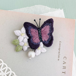 花にとまる蝶の刺繍ブローチ＊濃い紫 1枚目の画像