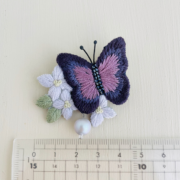 花にとまる蝶の刺繍ブローチ＊濃い紫 9枚目の画像