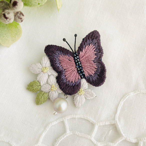 花にとまる蝶の刺繍ブローチ＊濃い紫 5枚目の画像
