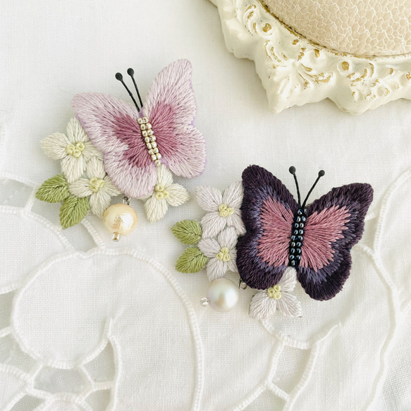 花にとまる蝶の刺繍ブローチ＊濃い紫 10枚目の画像