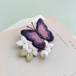 花にとまる蝶の刺繍ブローチ＊濃い紫 2枚目の画像