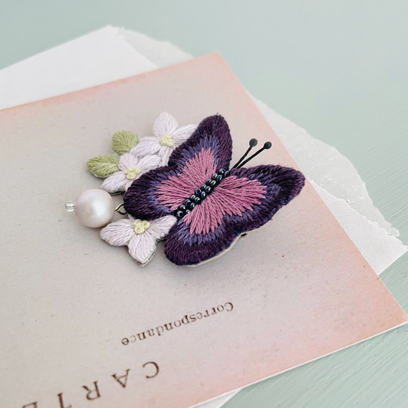 花にとまる蝶の刺繍ブローチ＊濃い紫 3枚目の画像