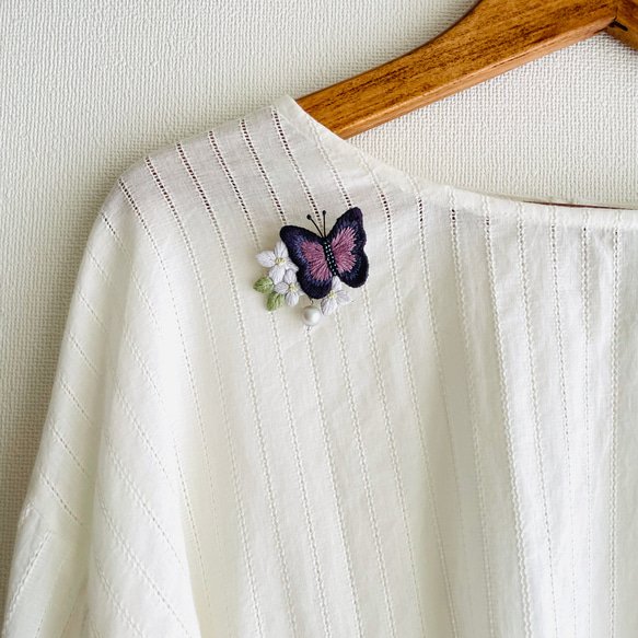 花にとまる蝶の刺繍ブローチ＊濃い紫 6枚目の画像