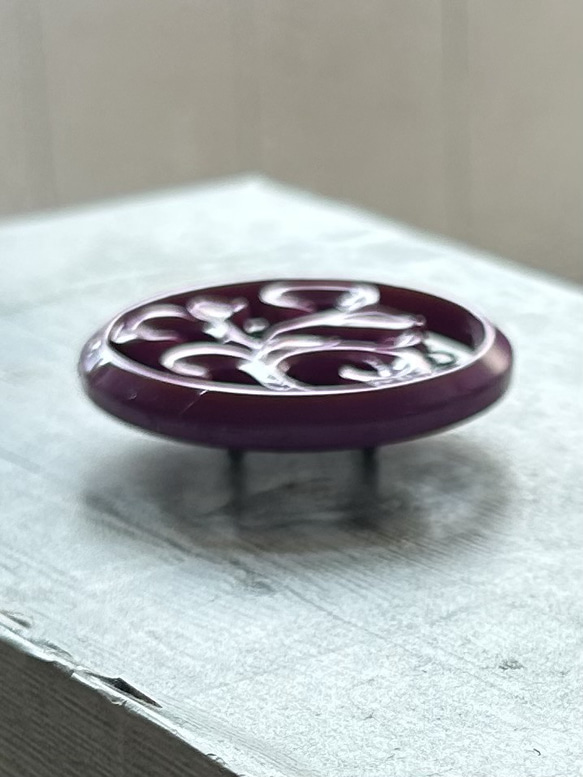 デッドストック素材のレトロポップな赤紫色の帯留め「ザ・キモノマニア」 3枚目の画像