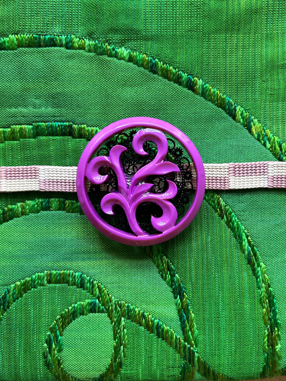 デッドストック素材のレトロポップな赤紫色の帯留め「ザ・キモノマニア」 6枚目の画像
