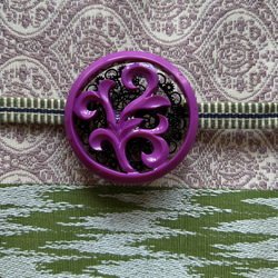 デッドストック素材のレトロポップな赤紫色の帯留め「ザ・キモノマニア」 11枚目の画像