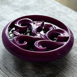 デッドストック素材のレトロポップな赤紫色の帯留め「ザ・キモノマニア」 4枚目の画像