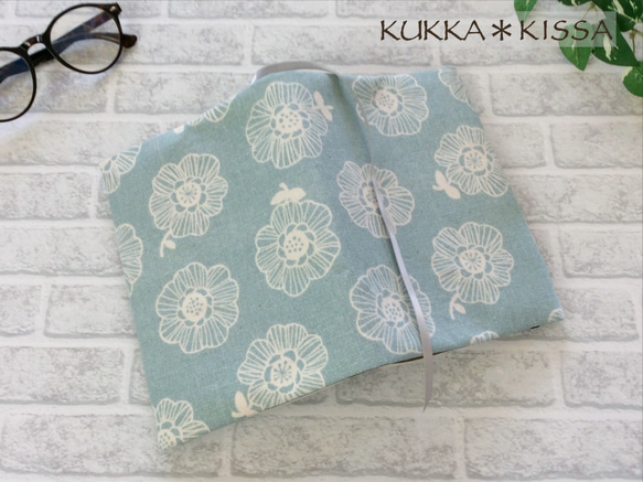 【L】四六判B6判　ソフトカバー単行本、コミック用ブックカバー　ヴィンテージ風北欧調ほっこり花柄（ブルー系/コットン） 1枚目の画像
