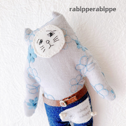 こまり顔猫　ぬいぐるみ　ベルトちゃん　刺繍ブルー Sサイズ　rabippe 2枚目の画像