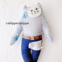 こまり顔猫　ぬいぐるみ　ベルトちゃん　刺繍ブルー Sサイズ　rabippe 1枚目の画像