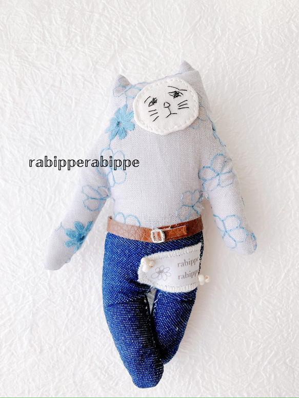 こまり顔猫　ぬいぐるみ　ベルトちゃん　刺繍ブルー Sサイズ　rabippe 1枚目の画像