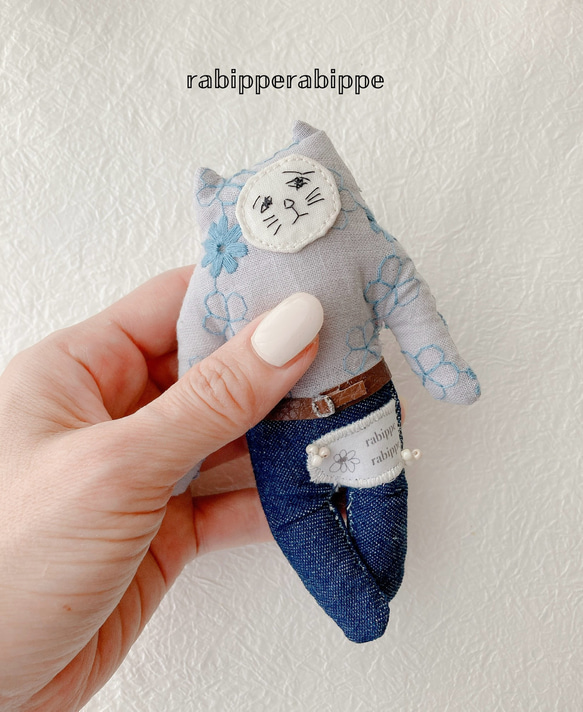 こまり顔猫　ぬいぐるみ　ベルトちゃん　刺繍ブルー Sサイズ　rabippe 8枚目の画像