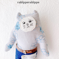 こまり顔猫　ぬいぐるみ　ベルトちゃん　刺繍ブルー Sサイズ　rabippe 3枚目の画像
