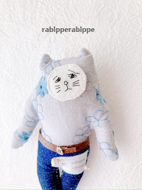 こまり顔猫　ぬいぐるみ　ベルトちゃん　刺繍ブルー Sサイズ　rabippe 3枚目の画像