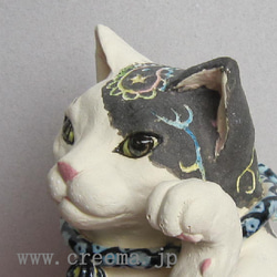 招き猫　ペイズリー模様　黒白ブチ猫　1点物　陶器　縁起物　置物　c34 5枚目の画像