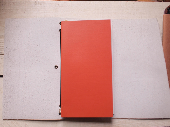 本革　完熟トマトレッド　A5変形手帳カバー　トラベラーズノートタイプ 8枚目の画像