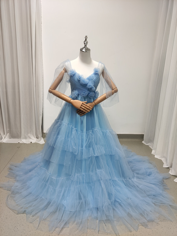 送料無料！カラードレス キャミソール 薄青  シースルー袖 柔らかく重ねたチュールスカート 結婚式 前撮り 1枚目の画像