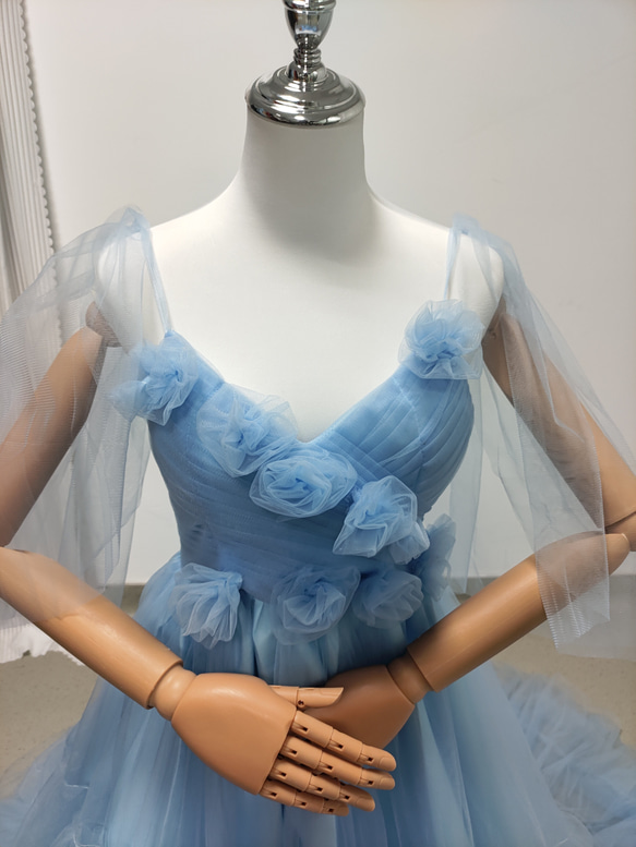 送料無料！カラードレス キャミソール 薄青  シースルー袖 柔らかく重ねたチュールスカート 結婚式 前撮り 2枚目の画像