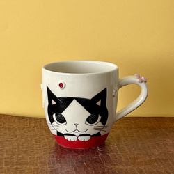 猫絵肉球マグ(白黒ハチワレ猫)  『猫のマグカップ』 1枚目の画像