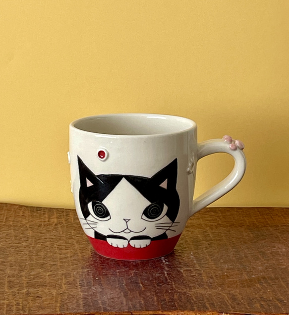 猫絵肉球マグ(白黒ハチワレ猫)  『猫のマグカップ』 1枚目の画像
