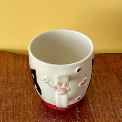 猫絵肉球マグ(白黒ハチワレ猫)  『猫のマグカップ』 3枚目の画像